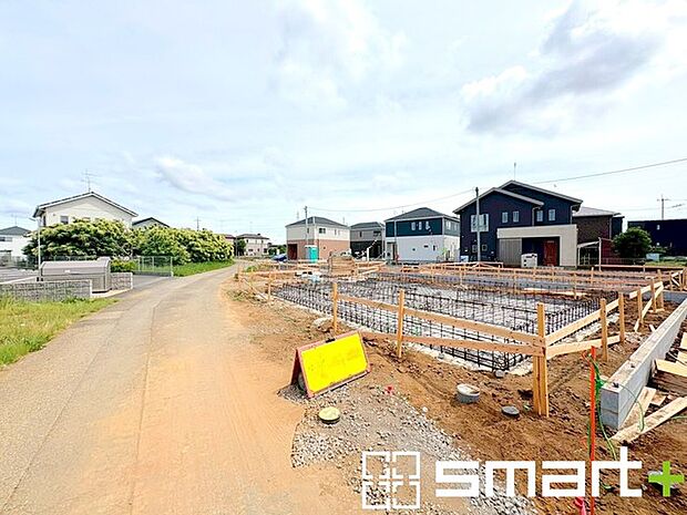 ~閑静な住宅街の立地~ ・周辺は閑静な住宅街となっておりますので、静かな暮らしをご実現いただけます。 ・前面道路の交通量も多くないので、小さなお子様がいるご家庭でもご安心ですね。