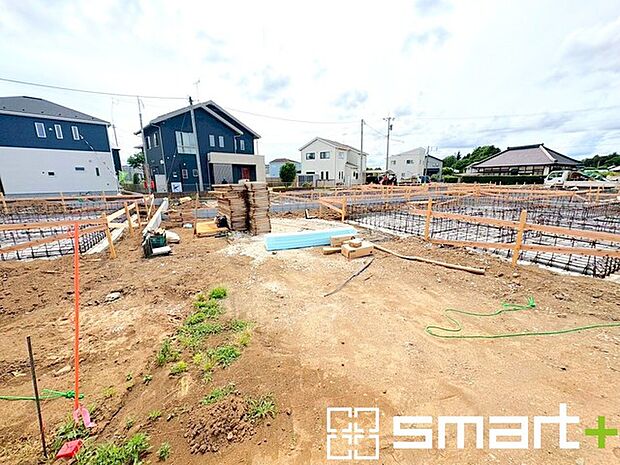~ベタ基礎でしっかりとした土台~ ・コンクリートの中に鉄筋を配し強度を高めた「ベタ基礎」を採用。 ・しっかりとした土台を造ったうえで、その上に建物が築造されていきます。