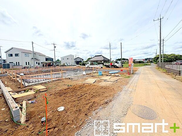 ～閑静な住宅街の立地～ ・周辺は閑静な住宅街となっておりますので、静かな暮らしをご実現いただけます。 ・前面道路の交通量も多くないので、小さなお子様がいるご家庭でもご安心ですね。 