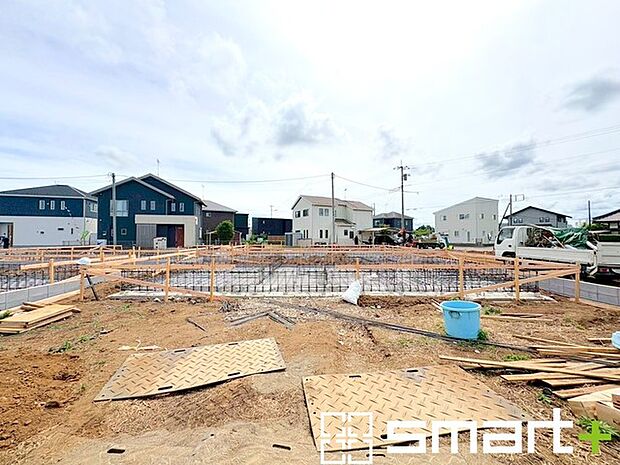 ~ベタ基礎でしっかりとした土台~ ・コンクリートの中に鉄筋を配し強度を高めた「ベタ基礎」を採用。 ・しっかりとした土台を造ったうえで、その上に建物が築造されていきます。