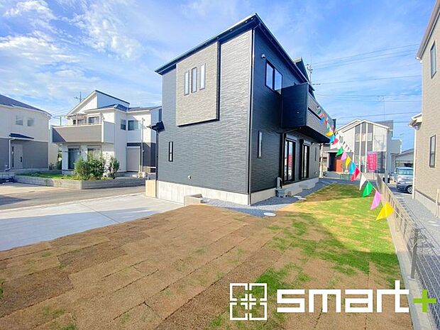 ~お庭もある余裕の敷地~ ・広々した敷地にはお庭もご用意。お庭があるだけで余裕を感じますね。 ・防草シートや人工芝の敷設などのオプションもお気軽にご相談くださいませ。