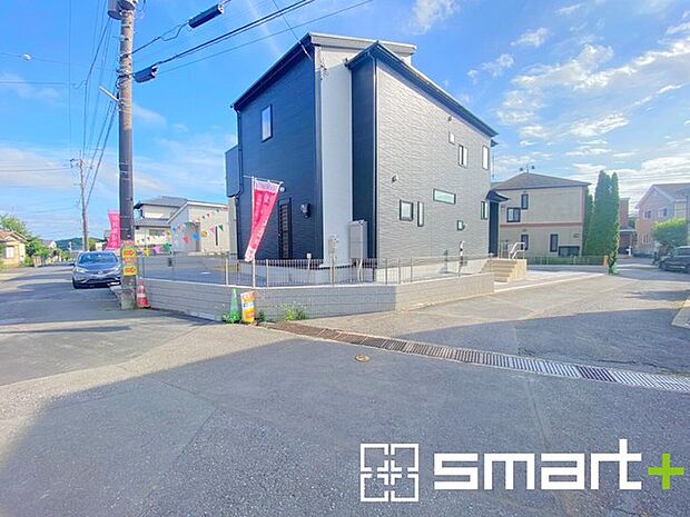 ~開放感ある角地のお住まい~ ・2方向が空く事で開放感のある角地に位置しております。 ・窮屈な感じが無く、ゆったりと暮らせるこの魅力をぜひ現地でご体感くださいませ。