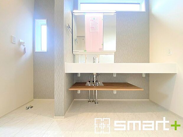 ~大きな鏡を採用した洗面台~ ・洗面台は一面の大型鏡を採用する事でホテルライクな仕様に。大型の鏡で朝の準備などもはかどりますね。 ・洗面台下のパイプスペースは収納としてご利用可能です。