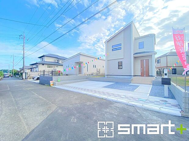~閑静な住宅街の立地~ ・周辺は閑静な住宅街となっておりますので、静かな暮らしをご実現いただけます。 ・前面道路の交通量も多くないので、小さなお子様がいるご家庭でもご安心ですね。