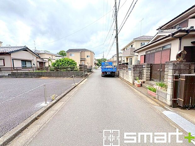 ~十分な広さのある前面道路~ ・前面道路は約4mございますので、お車でのすれ違いも可能で余計なストレスがかかりません。 ・日々お車での移動が多い方には大切なポイントですね。