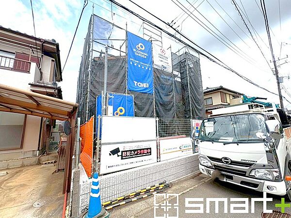 ～ベタ基礎でしっかりとした土台～ ・コンクリートの中に鉄筋を配し強度を高めた「ベタ基礎」を採用。 ・しっかりとした土台を造ったうえで、その上に建物が築造されていきます。