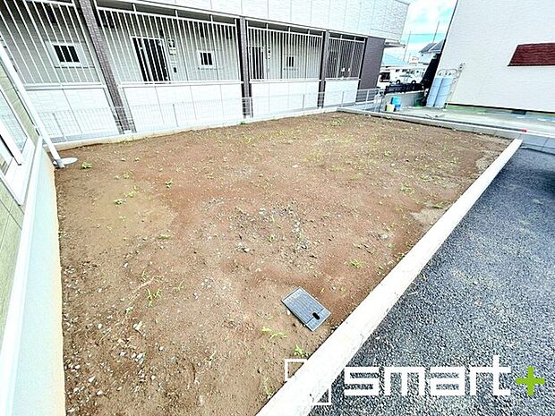 ~広々したお庭のある邸宅~ ・余裕の敷地には広いお庭もご用意。 ・ガーデニングや安らぎの空間として、倉庫を置いたりと様々な活用が可能です。 ・人工芝の敷設などもお気軽にご相談くださいませ。