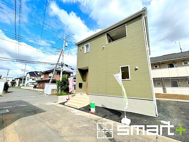 ~閑静な住宅街の立地~ ・周辺は閑静な住宅街となっておりますので、静かな暮らしをご実現いただけます。 ・前面道路の交通量も多くないので、小さなお子様がいるご家庭でもご安心ですね。
