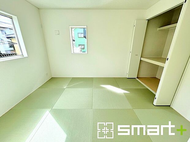 ~使い勝手の良い「和洋室」~ ・畳敷きに建具は洋風、というハイブリッド型の「和洋室」。和室と洋室の良い所を組み合わせたお部屋です。 ・やはり畳の香りは心が落ち着きますね。
