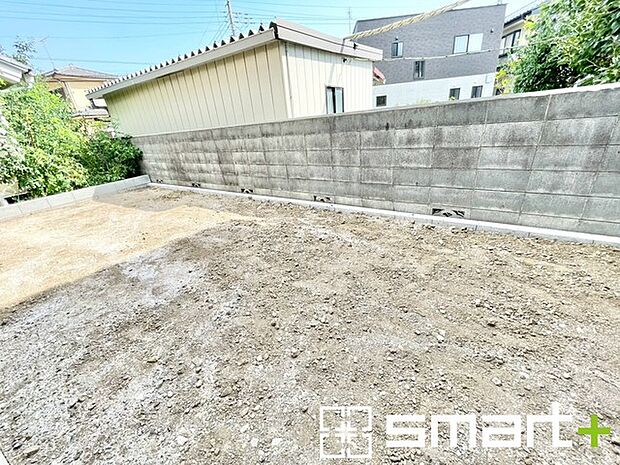 ~広々したお庭のある邸宅~ ・余裕の敷地には広いお庭もご用意。 ・ガーデニングや安らぎの空間として、倉庫を置いたりと様々な活用が可能です。 ・人工芝の敷設などもお気軽にご相談くださいませ。