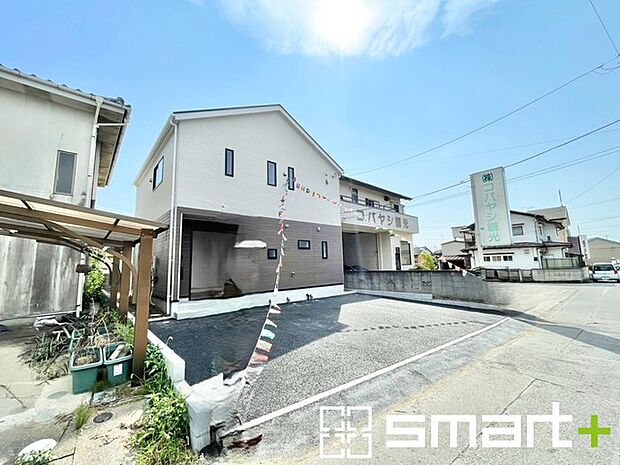 ~閑静な住宅街の立地~ ・周辺は閑静な住宅街となっておりますので、静かな暮らしをご実現いただけます。 ・前面道路の交通量も多くないので、小さなお子様がいるご家庭でもご安心ですね。