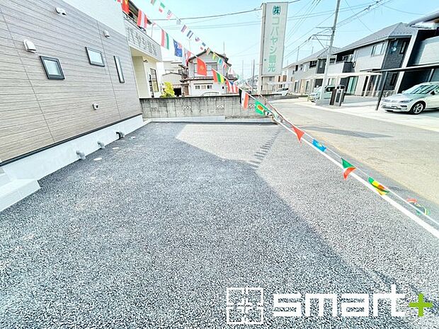 ~駐車場は2台分ご用意~ ・駐車場は2台分ございますので、車通勤の方や複数台お持ちの方にもお勧めのお住まいです。 ・カーポートなどのオプションもお気軽にご相談くださいませ。