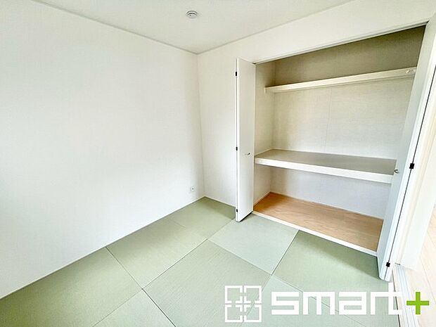 ~使い勝手の良い「和洋室」~ ・畳敷きに建具は洋風、というハイブリッド型の「和洋室」。和室と洋室の良い所を組み合わせたお部屋です。 ・やはり畳の香りは心が落ち着きますね。
