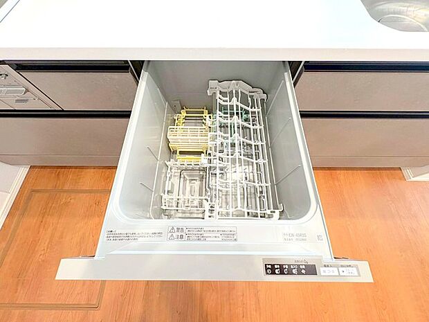 ~食器洗浄機を標準装備~ ・キッチンにはビルトインタイプの食器洗浄機を標準装備。 ・家事にかける時間を削減でき、「自分時間」を増やすことができる嬉しいアイテムです。