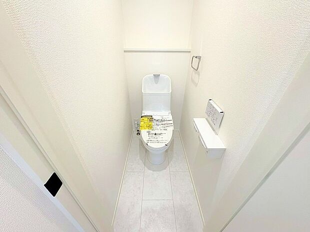 ~やはり便利なタンク式トイレ~ ・最近はタンクレストイレもございますが、タンク式の場合は停電時もお水を流すことが可能。 ・故障時なども比較的費用が安くなるなど、メリットが多くなります。