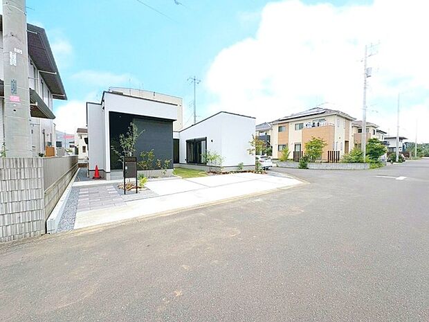 ~十分な広さのある前面道路~ ・前面道路は約6mございますので、お車でのすれ違いも楽々で余計なストレスがかかりません。 ・日々お車での移動が多い方には大切なポイントですね。