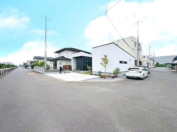 ~開放感ある角地のお住まい~ ・2方向が空く事で開放感のある角地に位置しております。 ・窮屈な感じが無く、ゆったりと暮らせるこの魅力をぜひ現地でご体感くださいませ。