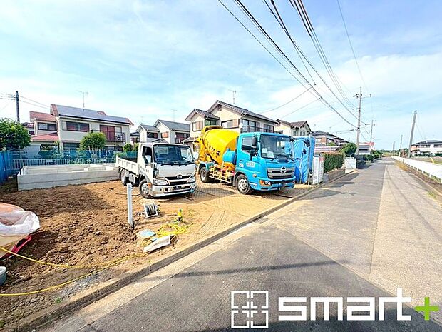 ~閑静な住宅街の立地~ ・周辺は閑静な住宅街となっておりますので、静かな暮らしをご実現いただけます。 ・前面道路の交通量も多くないので、小さなお子様がいるご家庭でもご安心ですね。