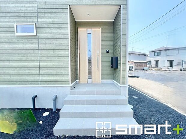 ~お住まいの顔「玄関」~ ・玄関ドアの上にはもちろん軒がございますので、雨の日でも濡れずに鍵の開閉が可能です。 ・鍵は防犯性に優れたディンプルキーを採用。