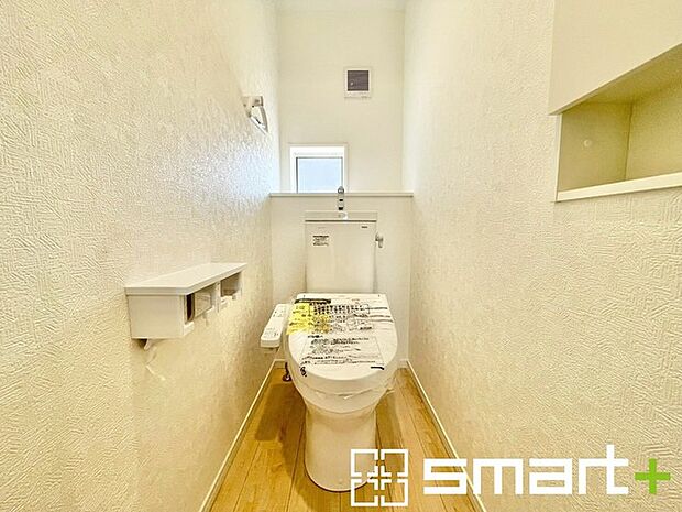 ~やはり便利なタンク式トイレ~ ・最近はタンクレストイレもございますが、タンク式の場合は停電時もお水を流すことが可能。 ・故障時なども比較的費用が安くなるなど、メリットが多くなります。