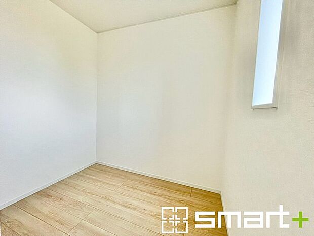 ~サービスルーム~ 無駄を削ぎ落としたシンプルな空間は、静かに集中できる環境としてテレワークなどにも適しています。