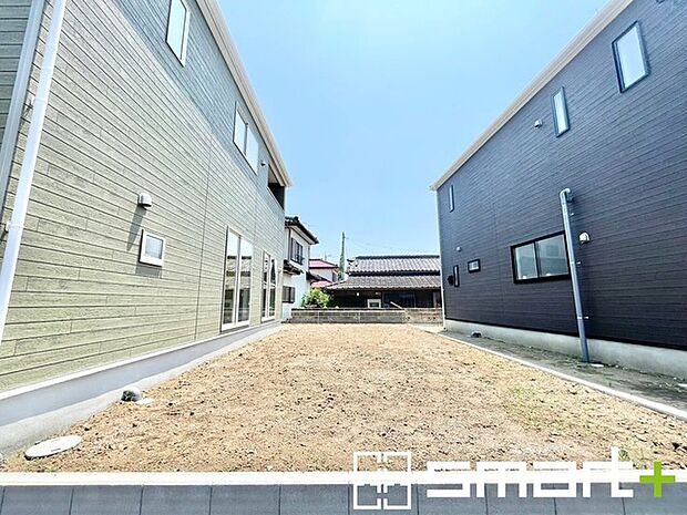 ~お庭もある余裕の敷地~ ・広々した敷地にはお庭もご用意。お庭があるだけで余裕を感じますね。 ・防草シートや人工芝の敷設などのオプションもお気軽にご相談くださいませ。