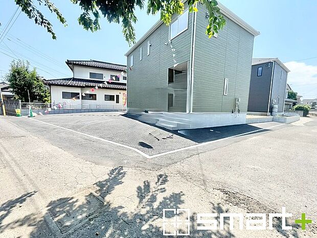 ~開放感ある角地のお住まい~ ・2方向が空く事で開放感のある角地に位置しております。 ・窮屈な感じが無く、ゆったりと暮らせるこの魅力をぜひ現地でご体感くださいませ。