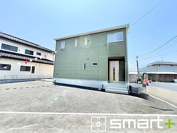 ~駐車場は2台分ご用意~ ・駐車場は2台分ございますので、車通勤の方や複数台お持ちの方にもお勧めのお住まいです。 ・カーポートなどのオプションもお気軽にご相談くださいませ。