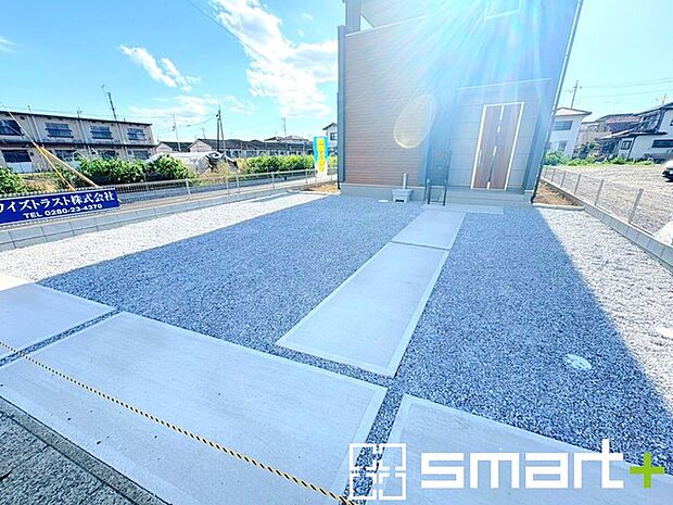 ～ゆとりあるカースペース～ ・セカンドカーや来客時にも困らないカースペースは並列駐車可能でお車の出し入れもラクラク。 ・カーポートなどのオプションもお気軽にご相談くださいませ。 