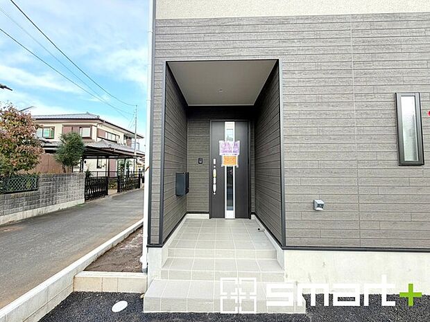 ~お住まいの顔「玄関」~ ・玄関ドアの上にはもちろん軒がございますので、雨の日でも濡れずに鍵の開閉が可能です。 ・鍵は防犯性に優れたディンプルキーを採用。