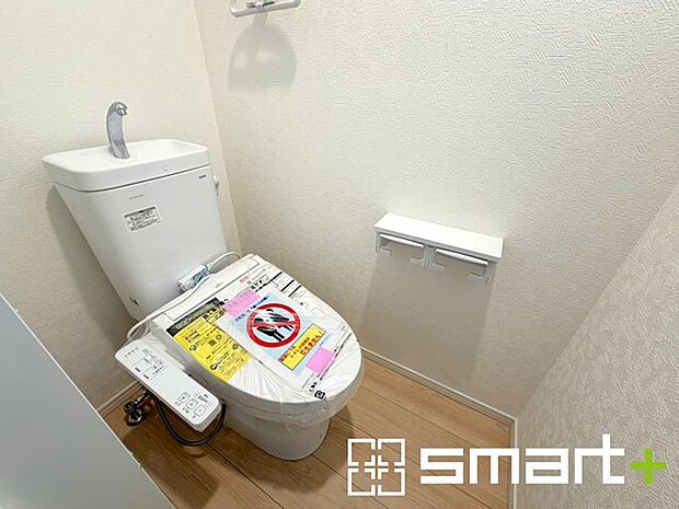 ~やはり便利なタンク式トイレ~ ・最近はタンクレストイレもございますが、タンク式の場合は停電時もお水を流すことが可能。 ・故障時なども比較的費用が安くなるなど、メリットが多くなります。