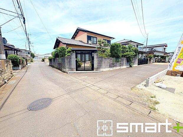 ~開放感ある角地のお住まい~ ・2方向が空く事で開放感のある角地に位置しております。 ・窮屈な感じが無く、ゆったりと暮らせるこの魅力をぜひ現地でご体感くださいませ。