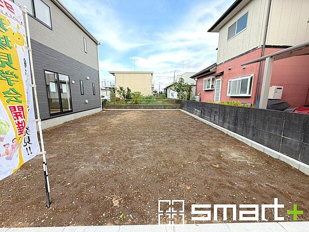 ~広々したお庭のある邸宅~ ・余裕の敷地には広いお庭もご用意。 ・ガーデニングや安らぎの空間として、倉庫を置いたりと様々な活用が可能です。 ・人工芝の敷設などもお気軽にご相談くださいませ。