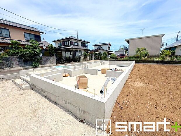 ~ベタ基礎でしっかりとした土台~ ・コンクリートの中に鉄筋を配し強度を高めた「ベタ基礎」を採用。 ・しっかりとした土台を造ったうえで、その上に建物が築造されていきます。