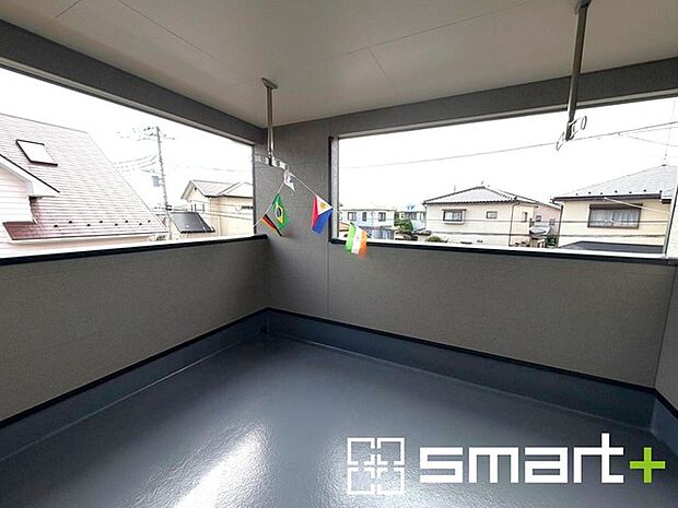 ~屋根付きのバルコニー~ ・バルコニーは屋根付きなので急な雨でも安心です。 ・奥行きもあるので洗濯物が干しやすいのも嬉しいポイントですね。