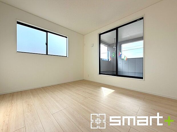 ~2面採光の明るいお部屋~ ・洋室は2面採光とする事で穏やかな陽の入る明るい空間となっております。 ・くつろぎのプライベート時間を明るい空間で穏やかにお過ごしいただけます。