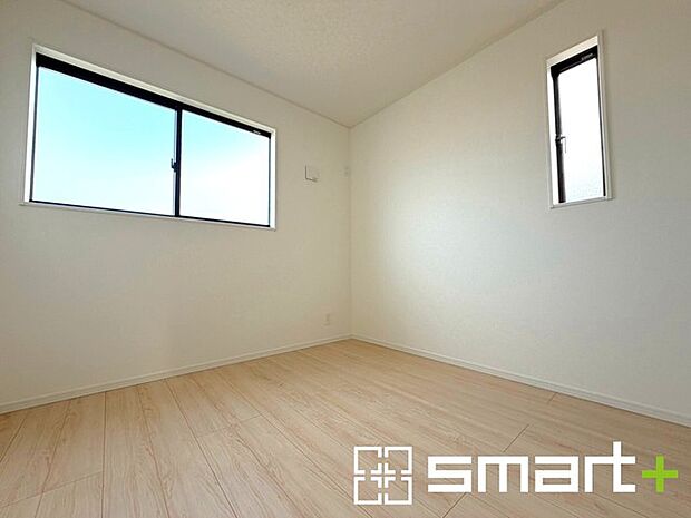 ~2面採光の明るいお部屋~ ・洋室は2面採光とする事で穏やかな陽の入る明るい空間となっております。 ・くつろぎのプライベート時間を明るい空間で穏やかにお過ごしいただけます。