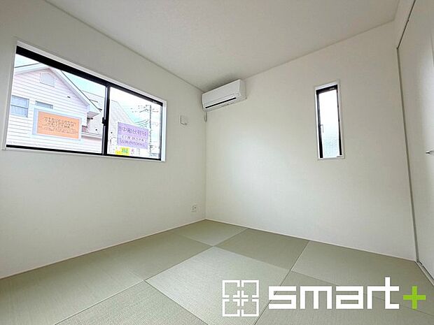 ~使い勝手の良い「和洋室」~ ・畳敷きに建具は洋風、というハイブリッド型の「和洋室」。和室と洋室の良い所を組み合わせたお部屋です。 ・やはり畳の香りは心が落ち着きますね。