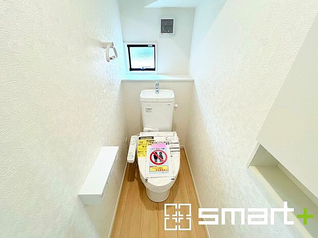 ~窓付きの明るいトイレ~ ・使用後や掃除の際に窓を開ければ、外からの新鮮な空気を取り込み素早く換気ができます。 ・埋め込み収納付きでストックや掃除用具もスッキリ片付きますね。