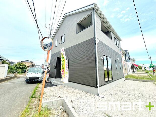 ~閑静な住宅街の立地~ ・周辺は閑静な住宅街となっておりますので、静かな暮らしをご実現いただけます。 ・前面道路の交通量も多くないので、小さなお子様がいるご家庭でもご安心ですね。
