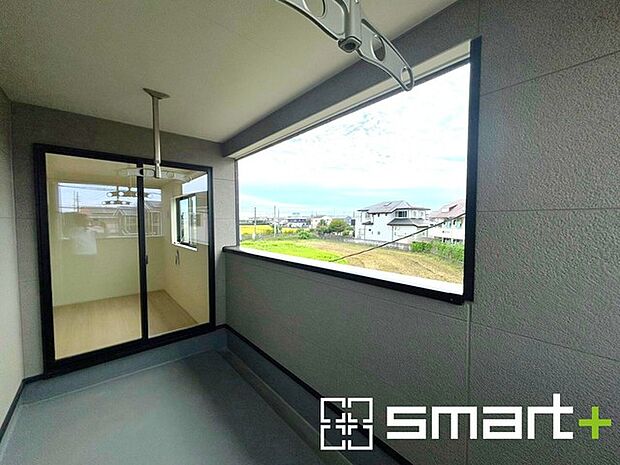 ~屋根付きのバルコニー~ ・バルコニーは屋根付きなので急な雨でも安心です。 ・奥行きもあるので洗濯物が干しやすいのも嬉しいポイントですね。