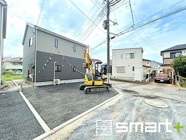 ~ゆとりあるカースペース~ ・セカンドカーや来客時にも困らないカースペース。自転車やバイク、物置などもおける余裕の広さです。 ・カーポートなどのオプションもお気軽にご相談くださいませ。