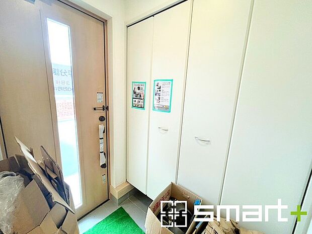 ～穏やかな陽が入る玄関～ ・玄関ドアにガラス部分を設ける事で穏やかな陽の入る玄関になります。 ・備え付けのシューズボックスはたっぷりしまえて玄関がスッキリ片付きますね。