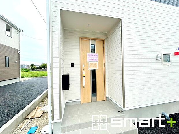 ~お住まいの顔「玄関」~ ・玄関ドアの上にはもちろん軒がございますので、雨の日でも濡れずに鍵の開閉が可能です。 ・鍵は防犯性に優れたディンプルキーを採用。