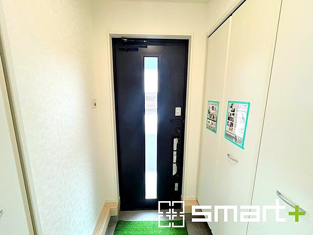 ～穏やかな陽が入る玄関～ ・玄関ドアにガラス部分を設ける事で穏やかな陽の入る玄関になります。 ・備え付けのシューズボックスはたっぷりしまえて玄関がスッキリ片付きますね。