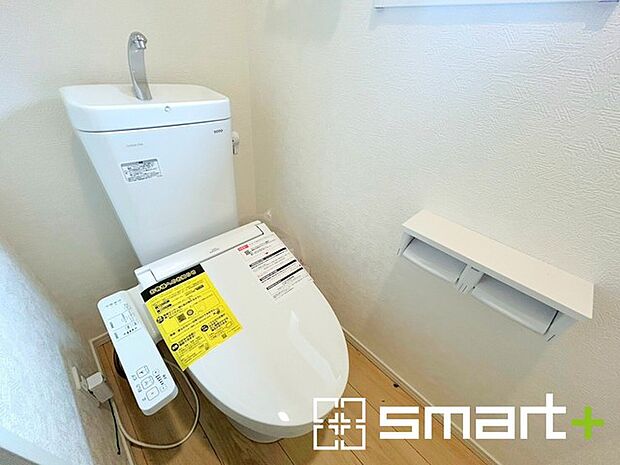 ~埋め込み式の収納~ ・トイレットペーパーを収納できる埋め込み式のトイレ収納。 ・床に置かなくて済むので掃除も楽々です。