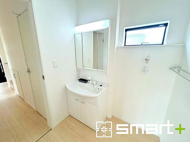 ～シャワー付き洗面台を採用～ ・洗面台の蛇口がホースで伸びシャワーとしてご利用可能。 ・朝の寝ぐせ直しなどにシャワーを使いたい時、洗面台の掃除をする際にも便利にお使いいただけます。 