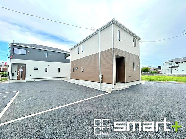 ～閑静な住宅街の立地～ ・周辺は閑静な住宅街となっておりますので、静かな暮らしをご実現いただけます。 ・前面道路の交通量も多くないので、小さなお子様がいるご家庭でもご安心ですね。 