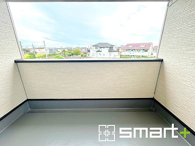 ~屋根付きのバルコニー~ ・バルコニーは屋根付きなので急な雨でも安心です。 ・奥行きもあるので洗濯物が干しやすいのも嬉しいポイントですね。