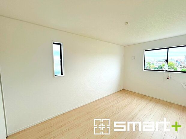 ～2面採光の明るいお部屋～ ・洋室は2面採光とする事で穏やかな陽の入る明るい空間となっております。 ・くつろぎのプライベート時間を明るい空間で穏やかにお過ごしいただけます。 